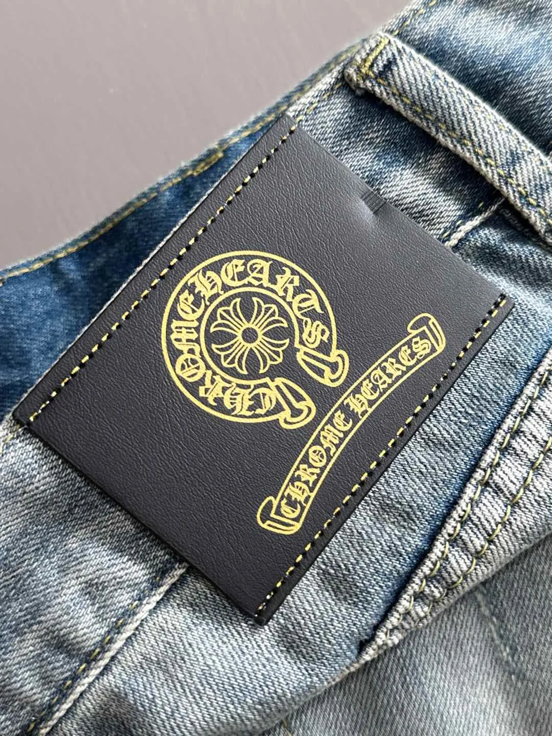 🅿️330 Croxin 2025 summer new jeans denim shorts are woven from imported Japanese Denim plain cotton denim fabrics. They are complete with three standards. The top stonewashing process makes the texture reach the old taste of the 1980s. It is soft, delicate, comfortable and breathable. The color has a modern and fashionable vicissitudes. The upper body is versatile and fashionable! Light luxury, a must-have item for daily commuting! Code number: 28-38 (please state your height and weight when placing an order)